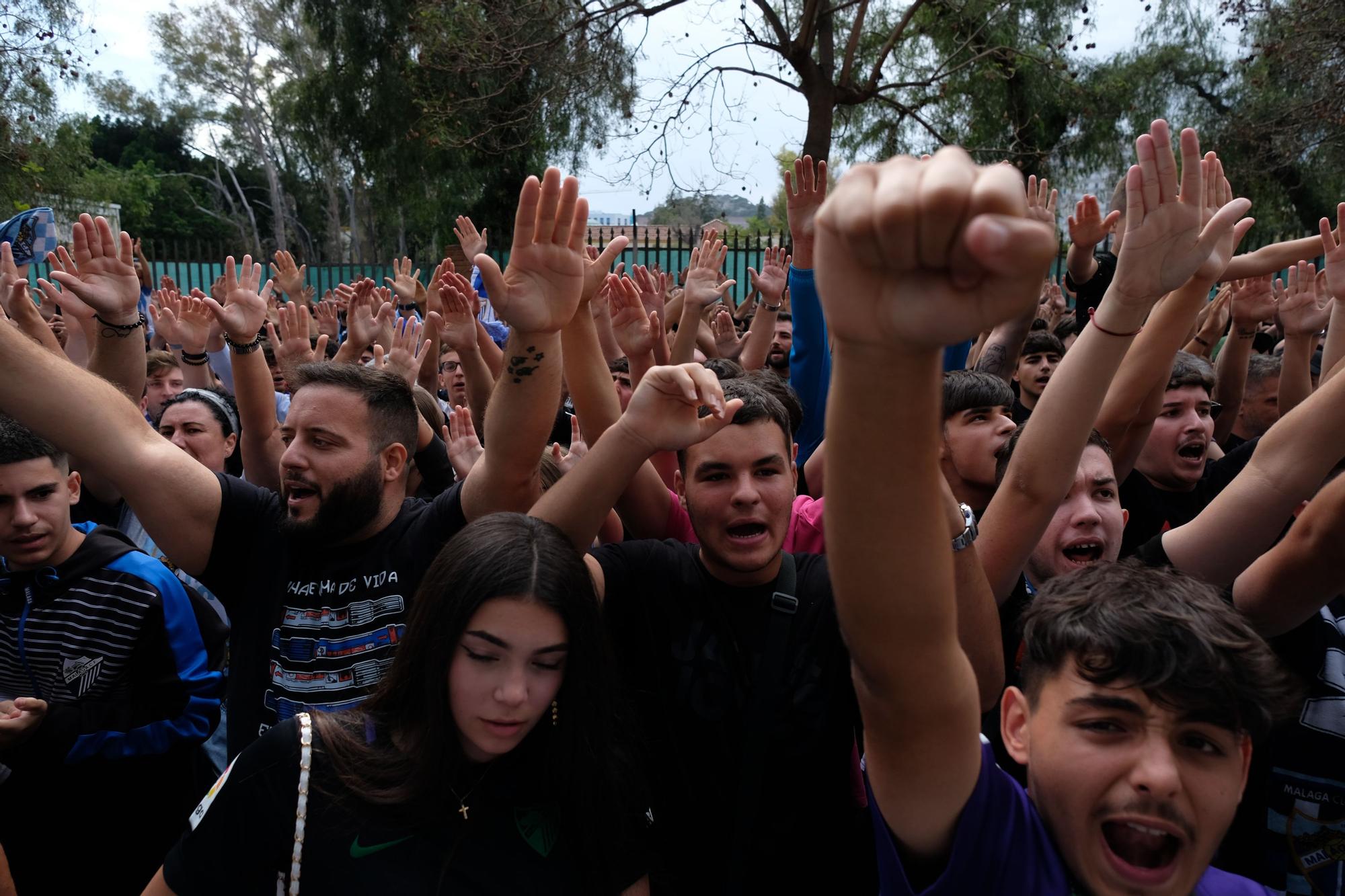 La protesta de la afición antes del Málaga CF - UD Ibiza, en imágenes