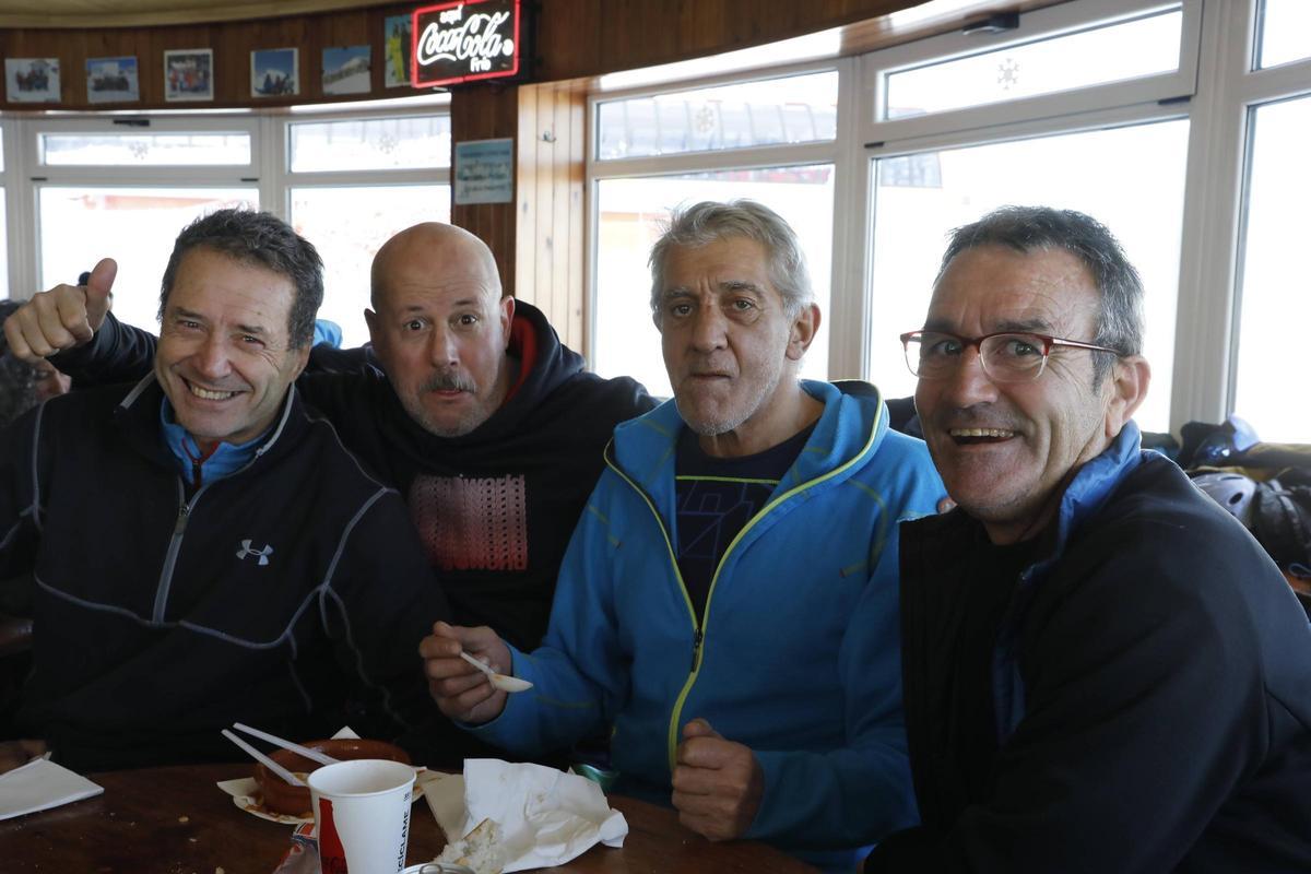 Bernabé Madera, Juan Riestra, Tino Álvarez y Rodrigo Comero comiendo callos en la cafetería Cuitu Negro de Valgrande-Pajares el primer día de la temporada
