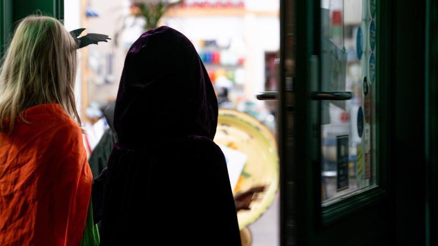 Dos niños disfrazados en la noche de Halloween en Berlín.