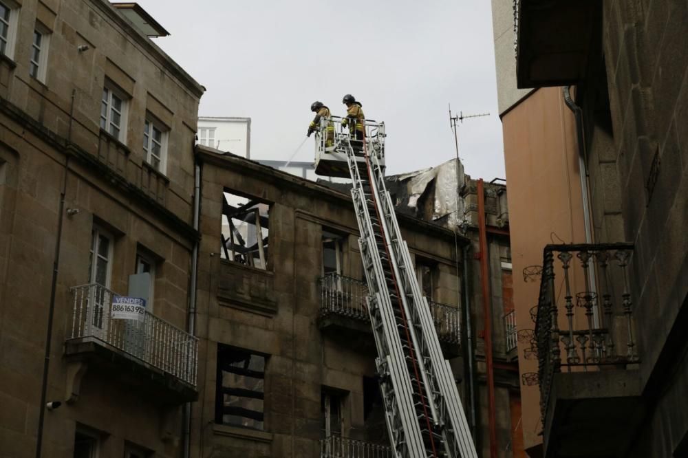 Arde por completo un edificio abandonado en Vigo