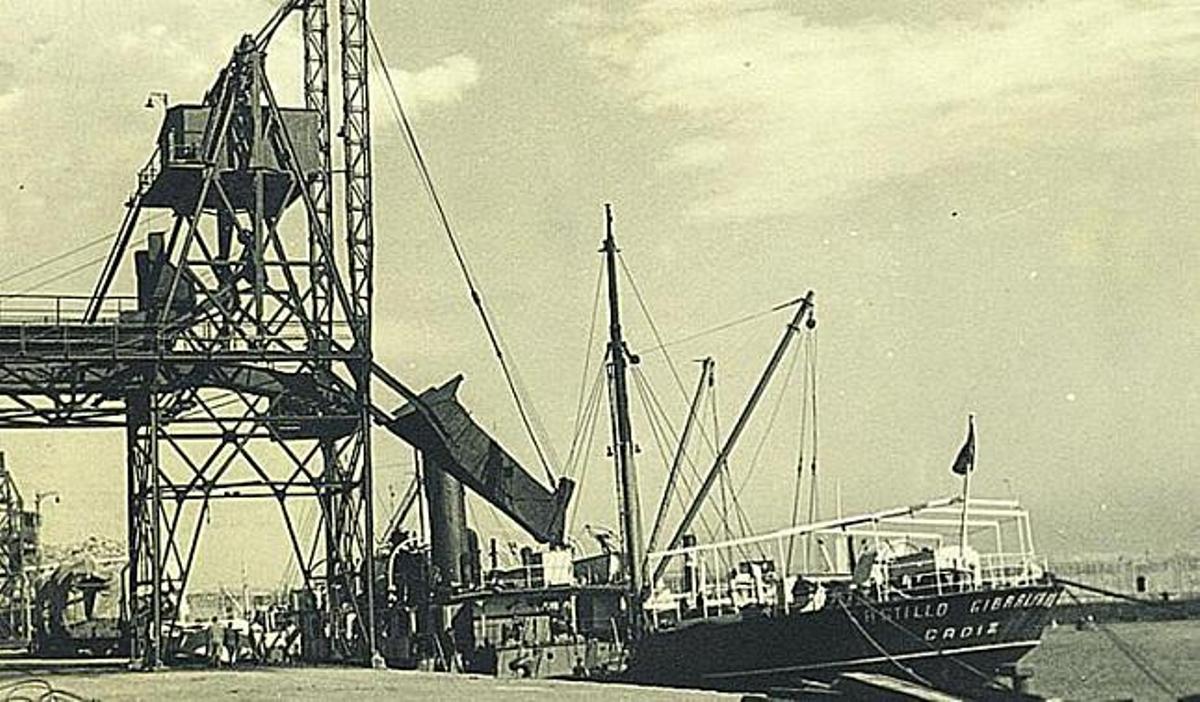Arriba, vista lateral del «embudo» embarcando carbón al vapor mercante «Castillo de Gibraltar». Sobre estas líneas, la visita de la infanta Isabel de Borbón (primera por la derecha) al cargadero alto n.º 2, en 1909; al lado, aspecto actual del primer tramo elevado del cargadero, conservado como patrimonio arqueológico industrial.