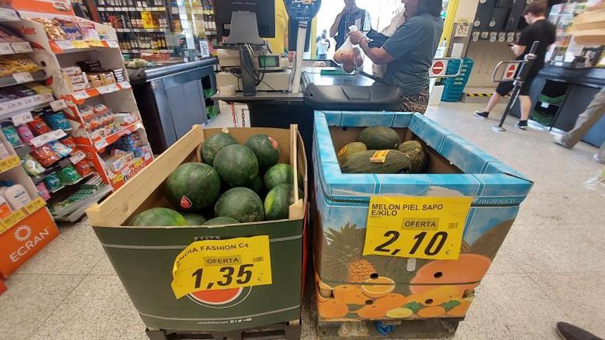 Sandías y melones en un supermercado de Elche, las dos frutas del verano que más han subido. | ANTONIO AMORÓS