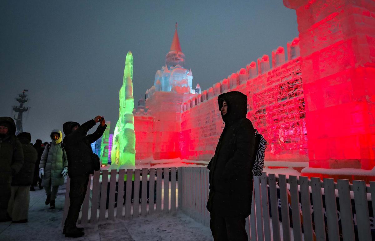 Esculturas y castillos de nieve en festivales de hielo de Moscú y  Heilongjiang, en el norte de China