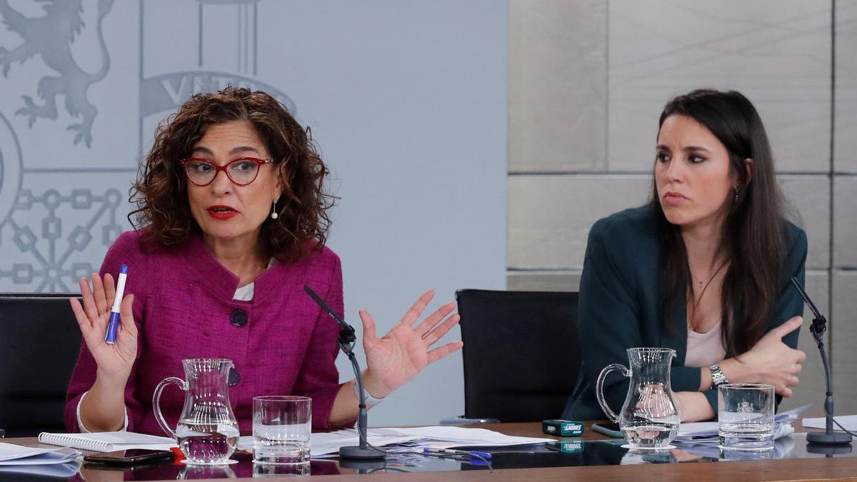 Las ministras de Hacienda e Igualdad, María Jesús Montero (PSOE) e Irene Montero (Unidas Podemos).