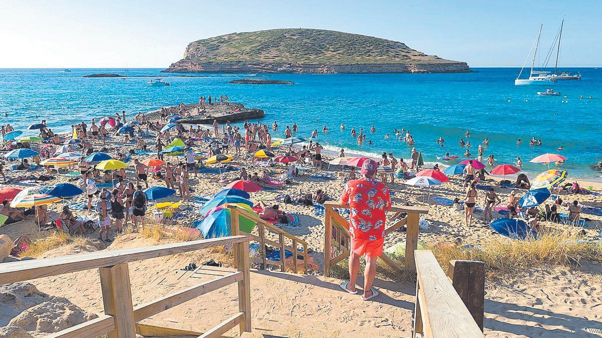 Turistas en la cala Comte de Ibiza.