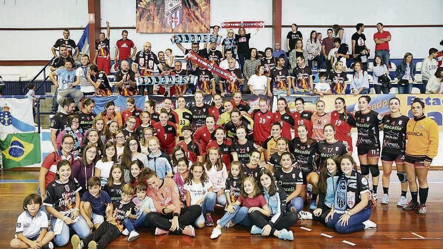 Las jugadoras del Mecalia, con sus aficionados. // Marta G. Brea