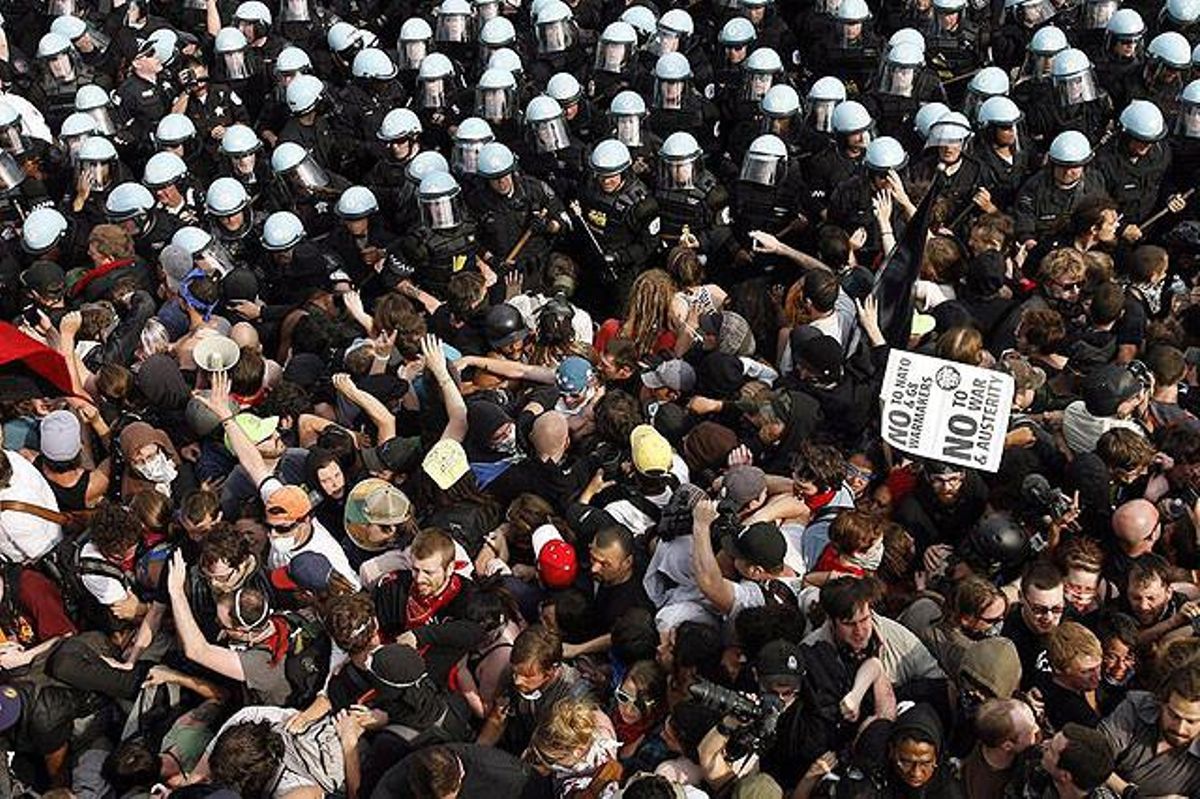 La policia intenta dispersar una manifestació en contra de l’Aliança Atlàntica a Chicago.