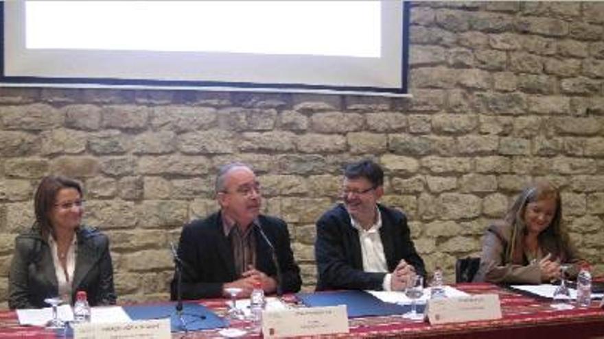 Figueres, Bargalló, Puig y Fortanet, durante su intervención, ayer en Morella.