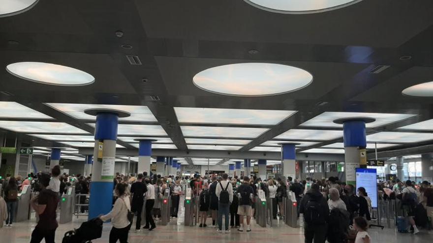 Pasajeros en Son Sant Joan accediendo al control de seguridad para embarcar.