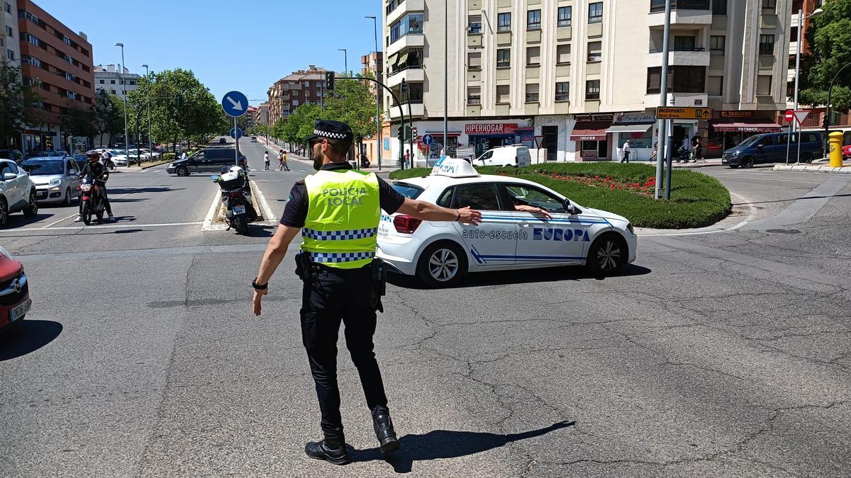 Un policía local regula el tráfico en el cruce de avenida de Aeropuerto con Gran Vía Parque.