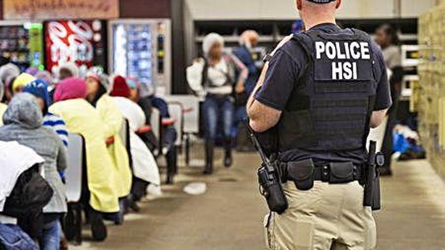 Un agent d&#039;immigració controla part dels 680 detinguts a Mississippí.