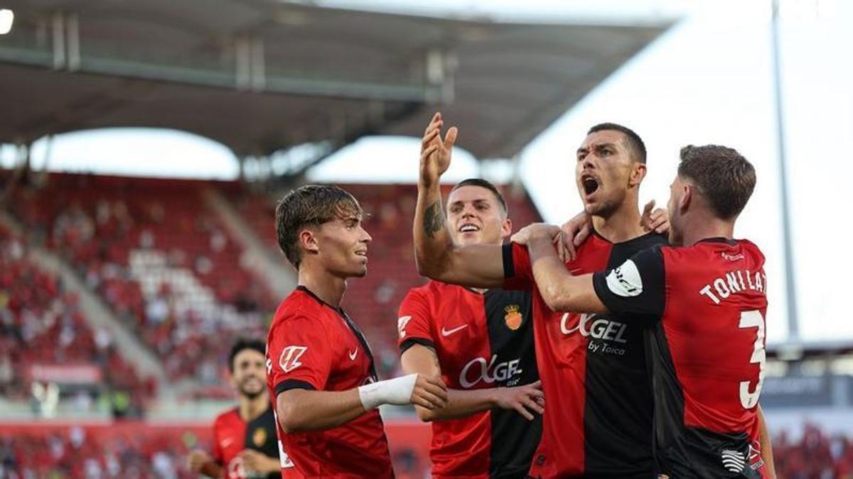 Adri Fuentes celebra su gol ante el Ceuta.