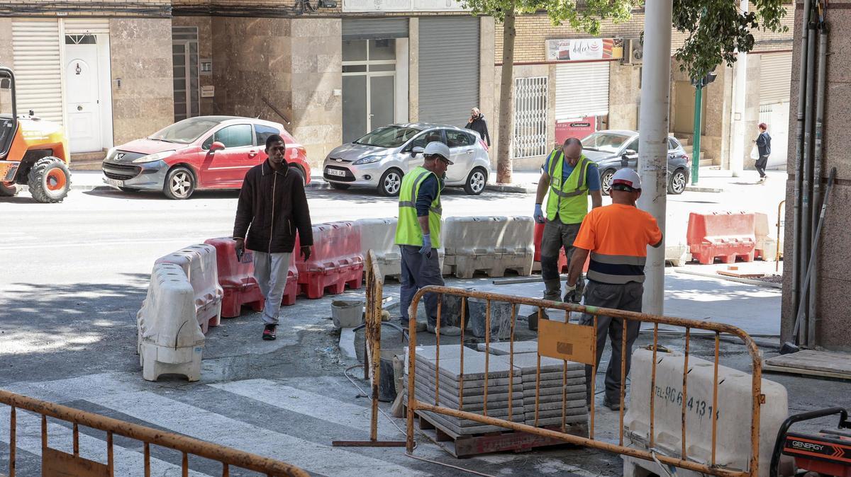Trabajos con la remodelación de aceras en la calle Clara Campoamor esta misma semana