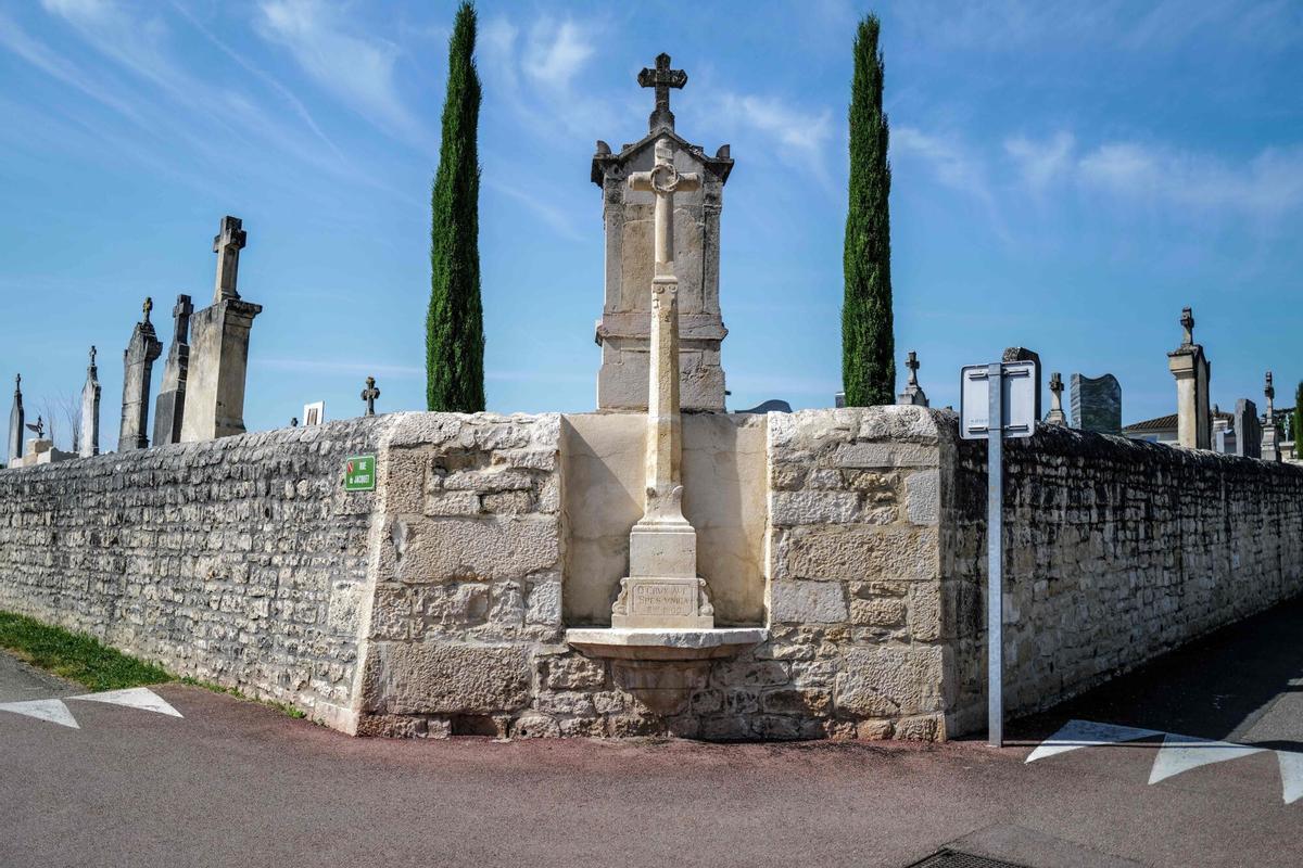 El cementerio de Lucenay, donde vivía el hombre acusado de violar a más de una treintena de menores.