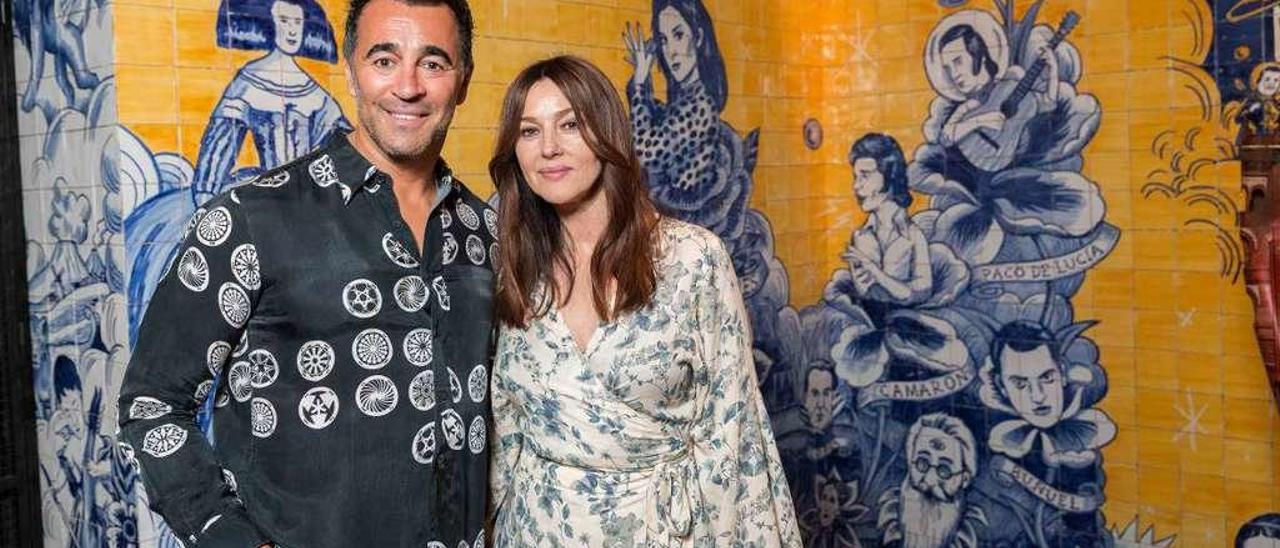 Jorge Llovet junto a Monica Bellucci en Patio de Leones. // AyC