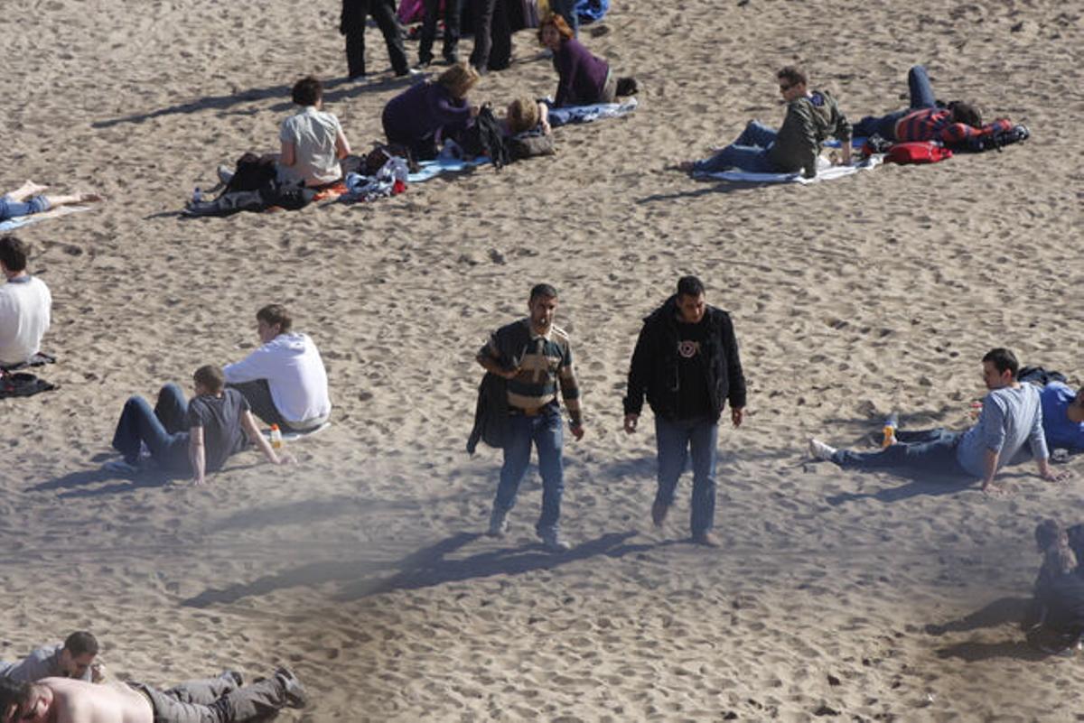 Ambiente de playa en la Barceloneta en marzo, en una imagen de archivo de 2009.