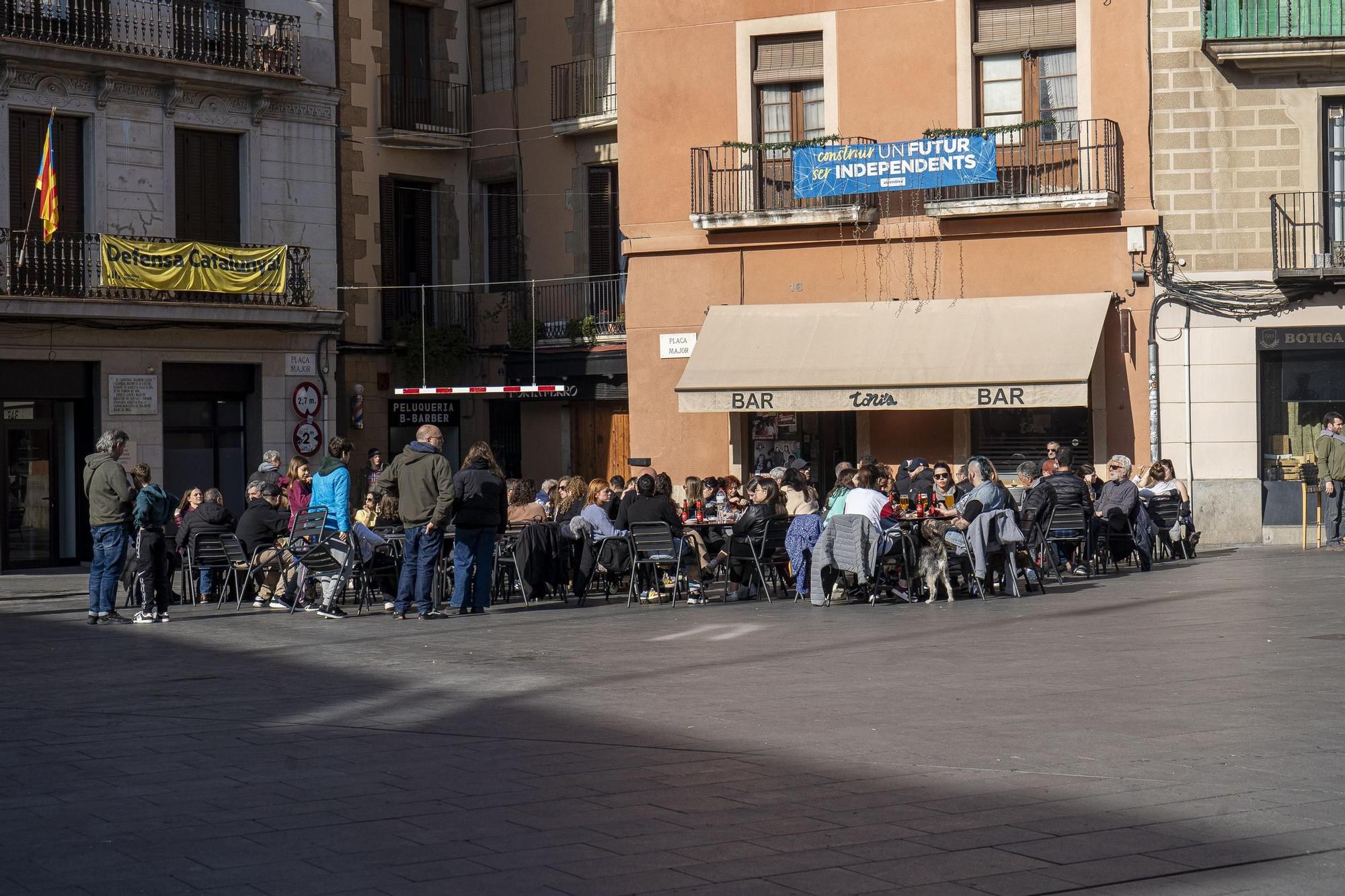 Terrasses plenes al Bages al gener, i en màniga curta