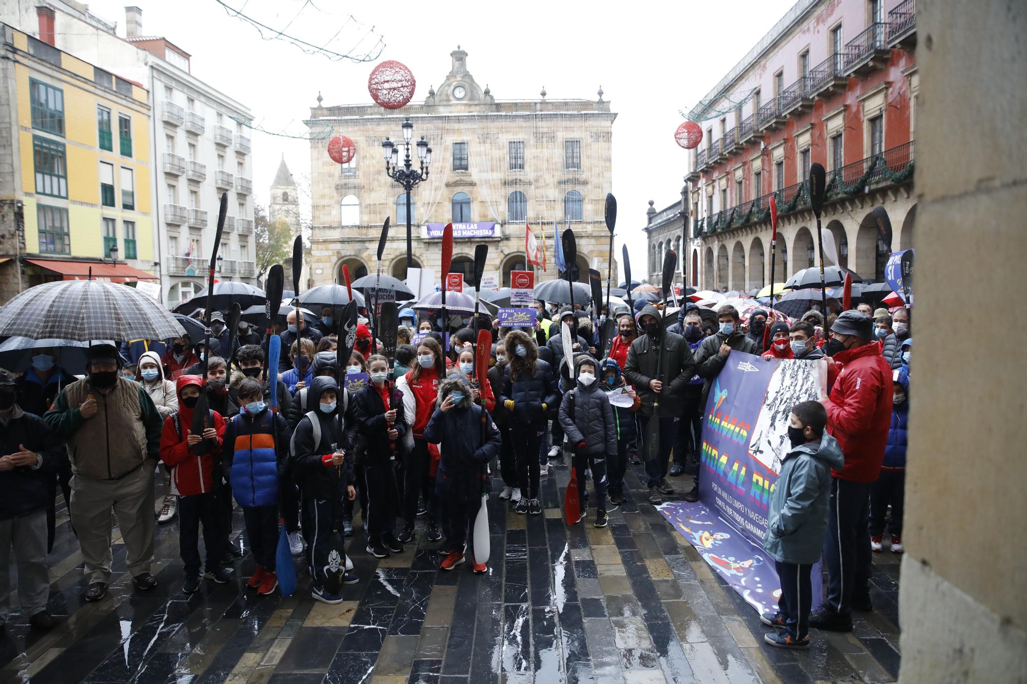 En imágenes: así fue la manifestación de ocho colectivos en la Plaza Mayor de Gijón