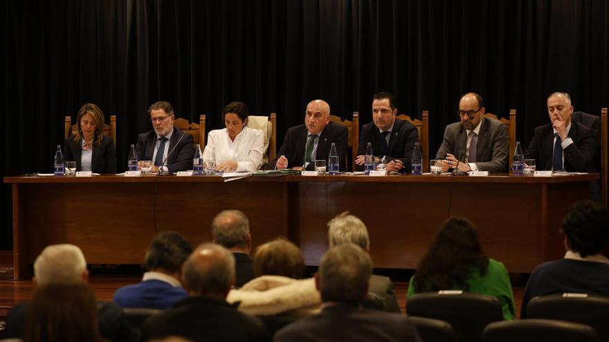 De izquierda a derecha, Inés Rubio, Pedro Álvarez, Carmen Álvarez, Gerardo Martínez Quesada, Juan Ramón González, Javier Montoto y José Silvino Ronderos presiden la asamblea. | LUISMA MURIAS