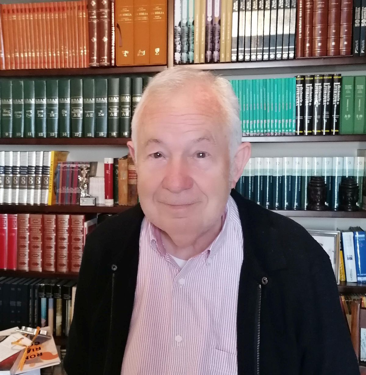 Pau Reynés Villalonga, rodeado de libros, en su biblioteca particular abierta al público.