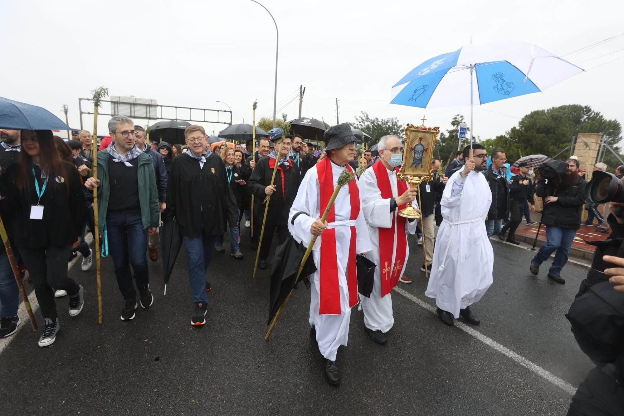 Miles de alicantinos acompañan a la Santa Faz en su peregrinación pese a la lluvia