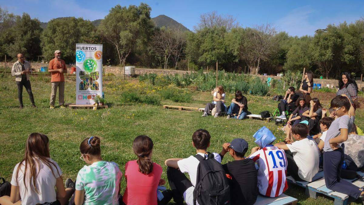 El Ayuntamiento de Onda ha puesto en marcha una nueva actividad dentro de la programación de ‘Pasqua Jove’ en los Huertos Sociales Intergeneracionales.