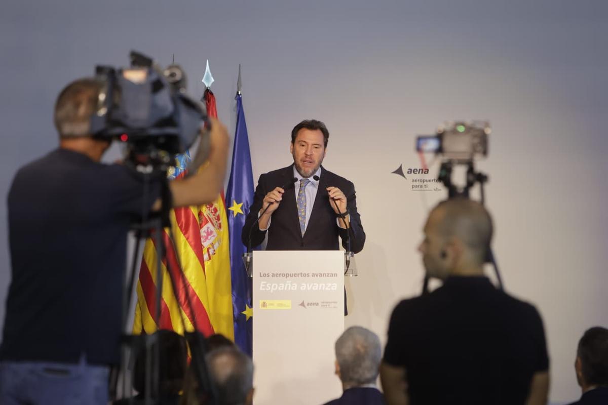 Visita de Pedro Sánchez al aeropuerto de Alicante-Elche para anunciar la inversión en aeropuertos Visita de Pedro Sánchez al aeropuerto de Alicante-Elche para anunciar la inversión en aeropuertos