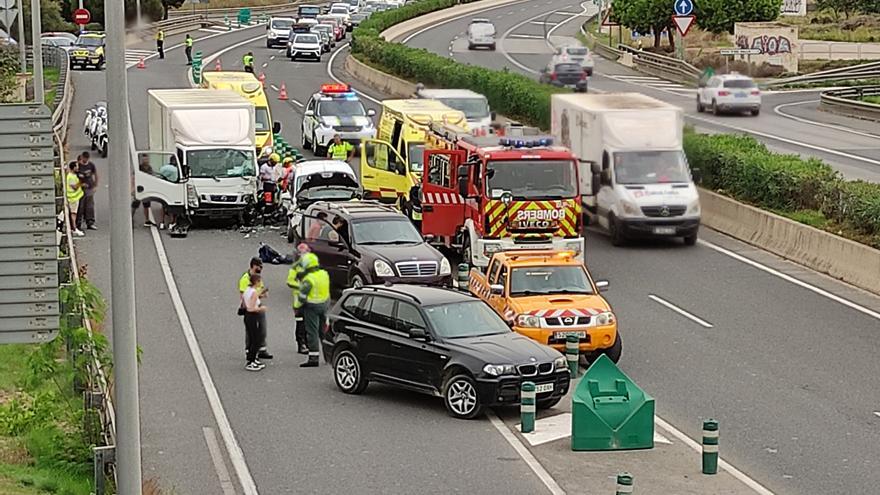 Accidente en cadena en Ibiza con un conductor atrapado en su coche