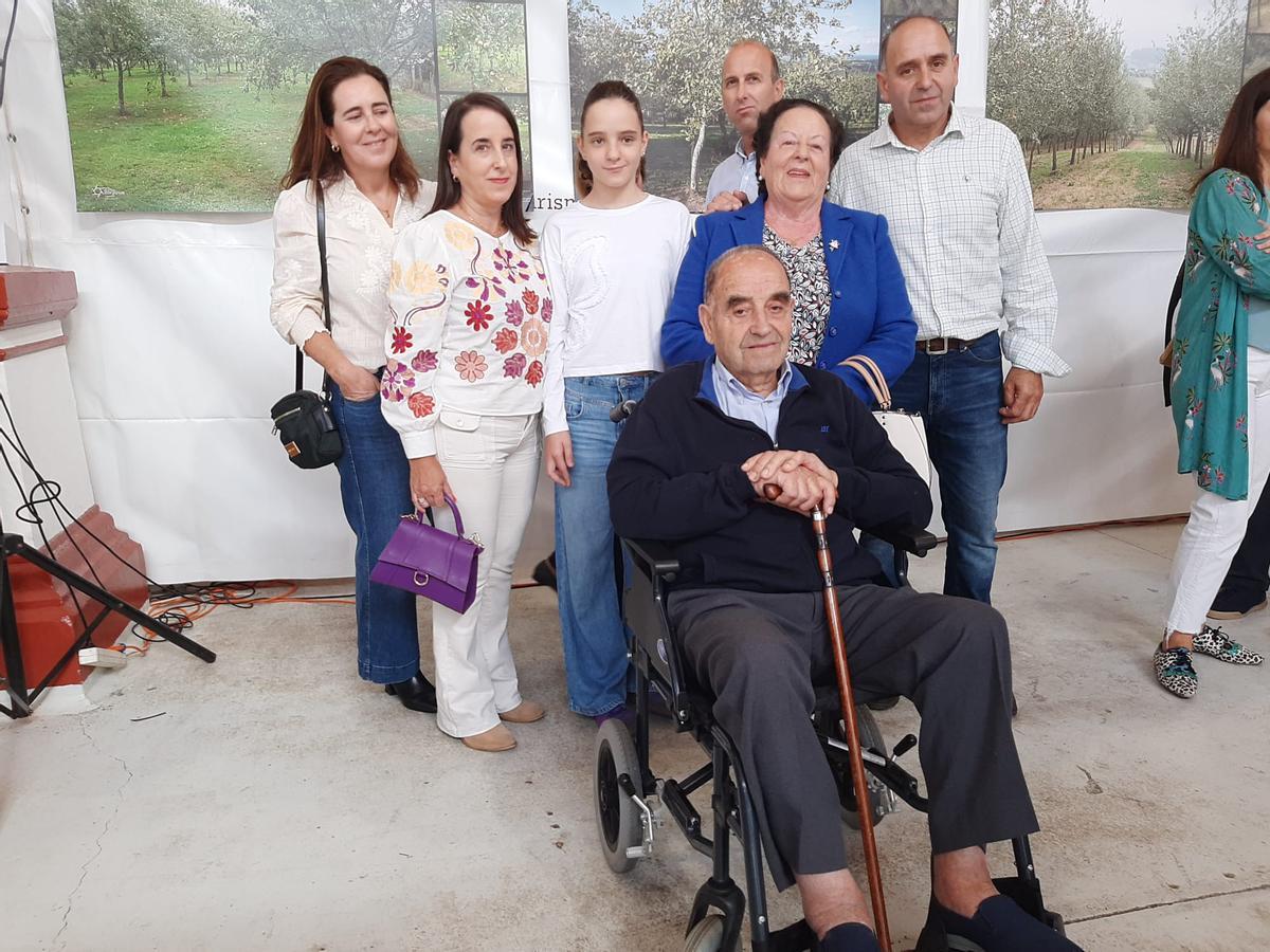 Elías Carneado, acompañado por su familia