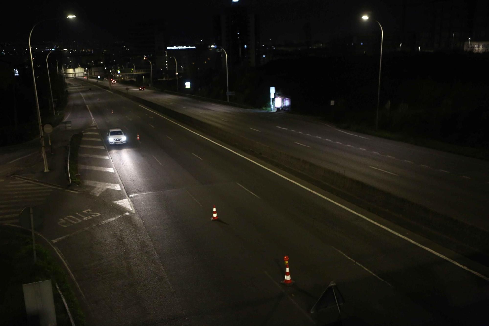 Corte de tráfico nocturno en Alfonso Molina para la instalación de la pasarela de Pedralonga