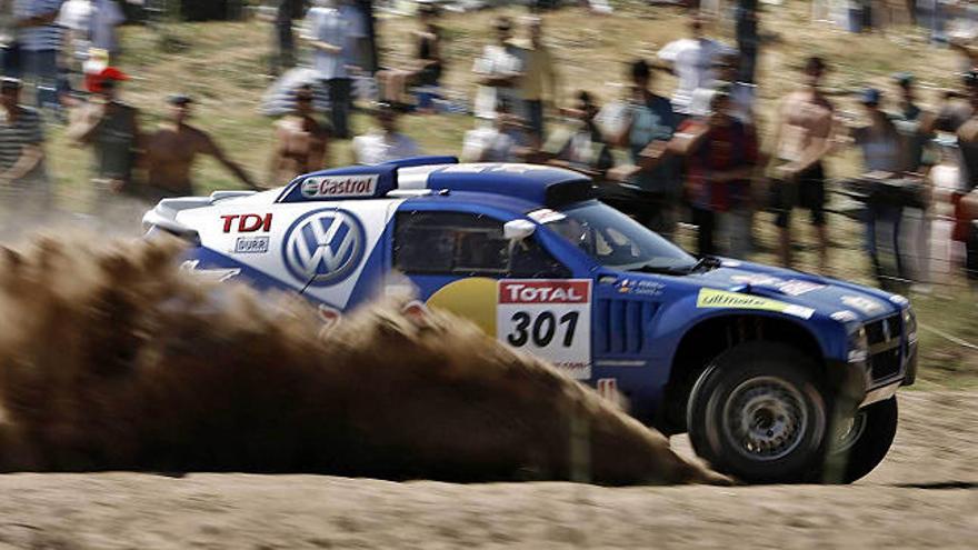 Carlos Sainz conduce su Volkswagen en la primera etapa del Dakar Argentina-Chile. / leo la valle