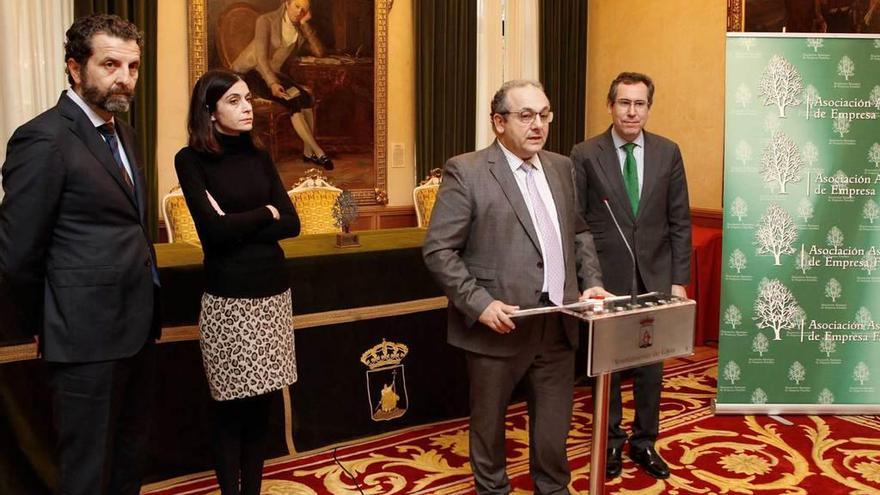 Por la izquierda, Ignaciu Iglesias, Ana Braña, Pedro Ortea y Fernando Couto, ayer, en el salón de recepciones del Ayuntamiento de Gijón.