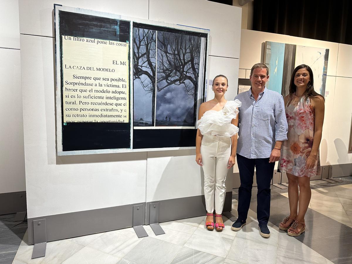 La Reina de la Fira, Reyes Camarasa, con el alcalde y la regidora de Fira, con la obra ganadora.