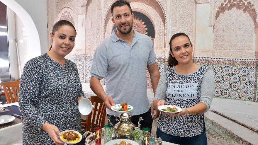 Fátima Louraibi (izq.), Moustapha Khanfour y Alejandra Castro, propietarios del Marhaba, ayer con algunas tapas.