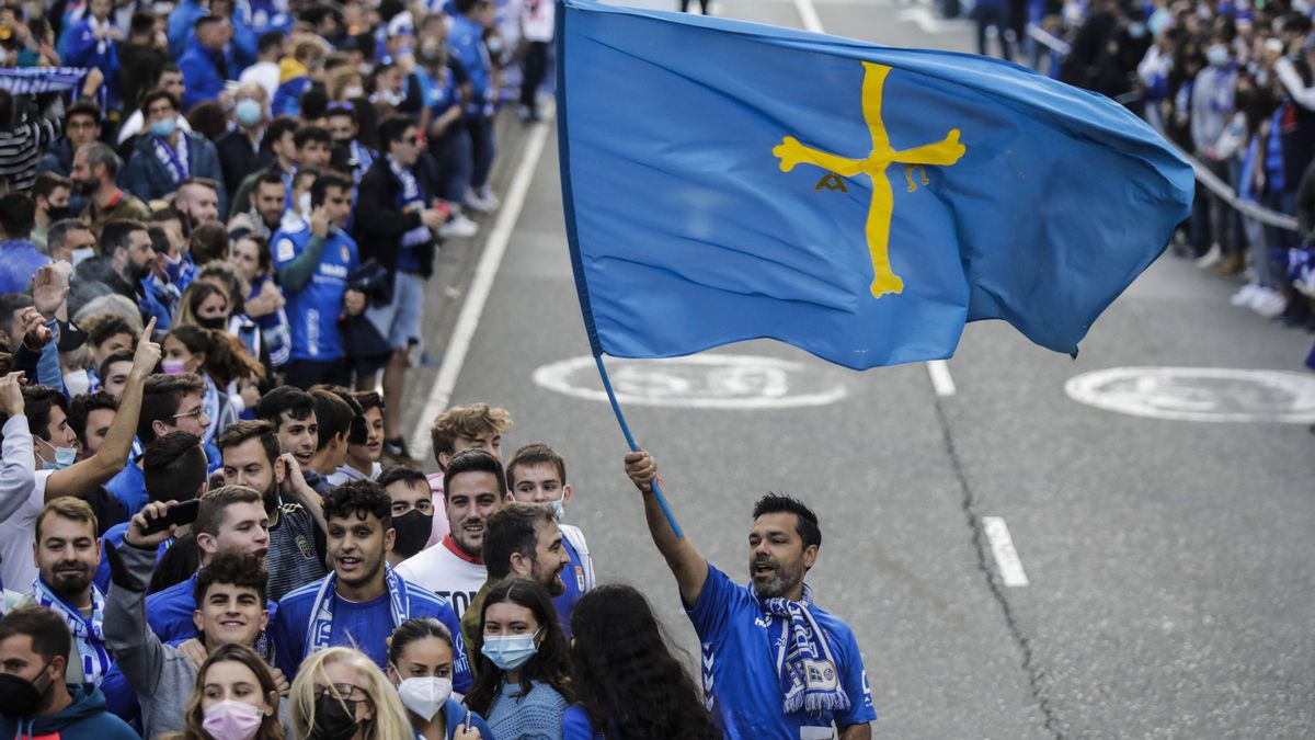 Ambiente de las aficiones en los prolegómenos del derbi