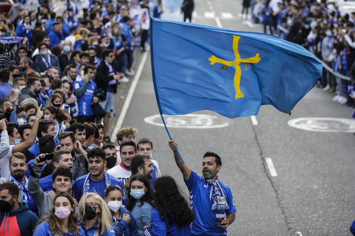 Ambiente de las aficiones en los prolegómenos del derbi