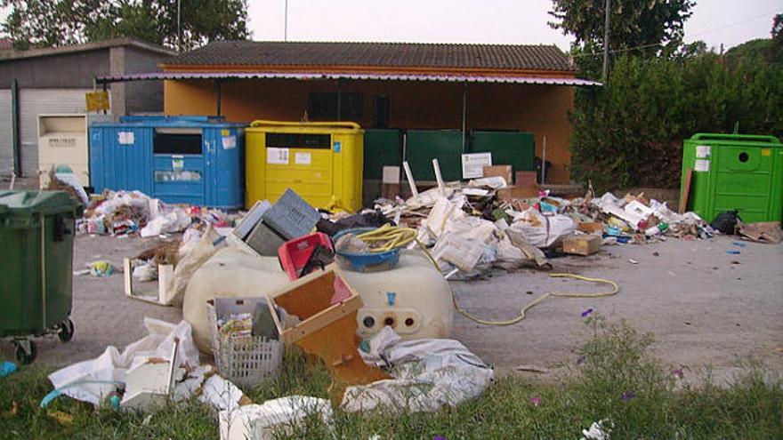 Imatge d&#039;ahir al matí en aquesta zona de Vallcanera Park, amb els munts de brossa i trastos acumulats.