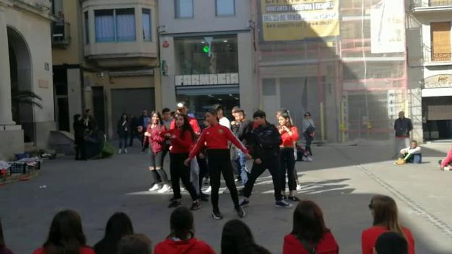 Alumnes del Deulofeu fan una performance per promocionar la donació de sang