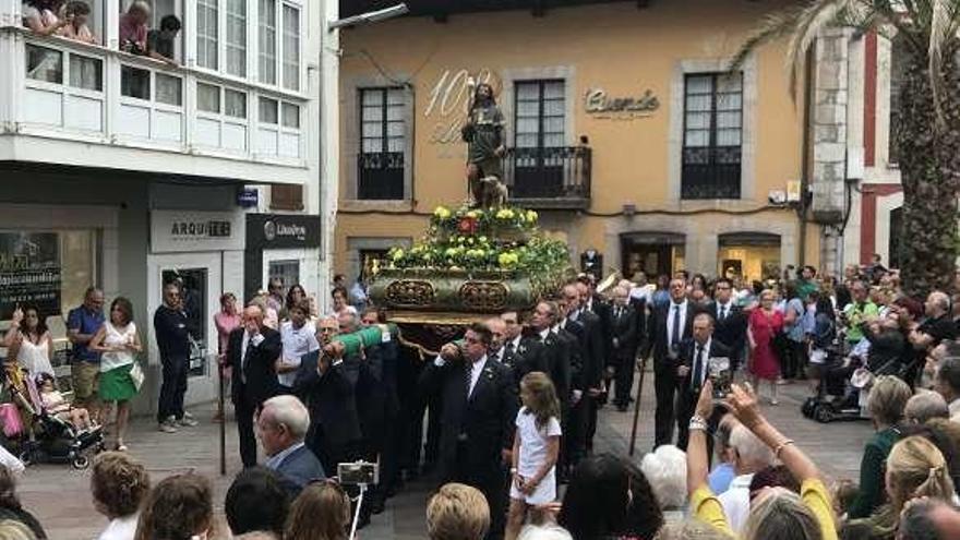 La imagen de San Roque por las calles de Llanes, ayer.