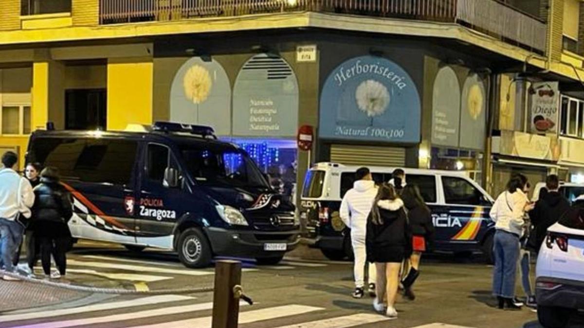 Presencia policial el pasado fin de semana en la calle Fita con Doctor Cerrada, en la capital aragonesa.  | EL PERIÓDICO