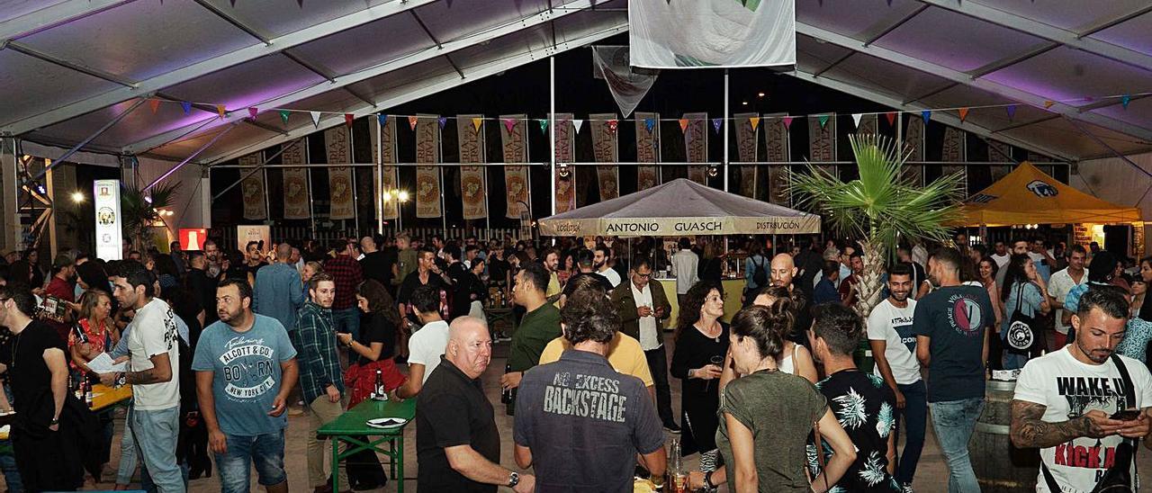 Público en una edición pasada de la Feria de la Cerveza de Ibiza.