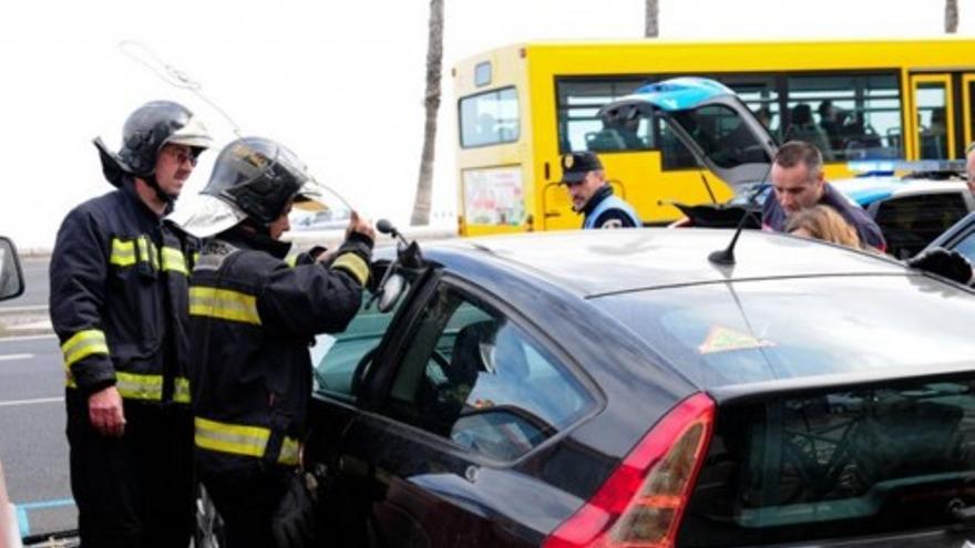 Rescate de una niña atrapada en un coche