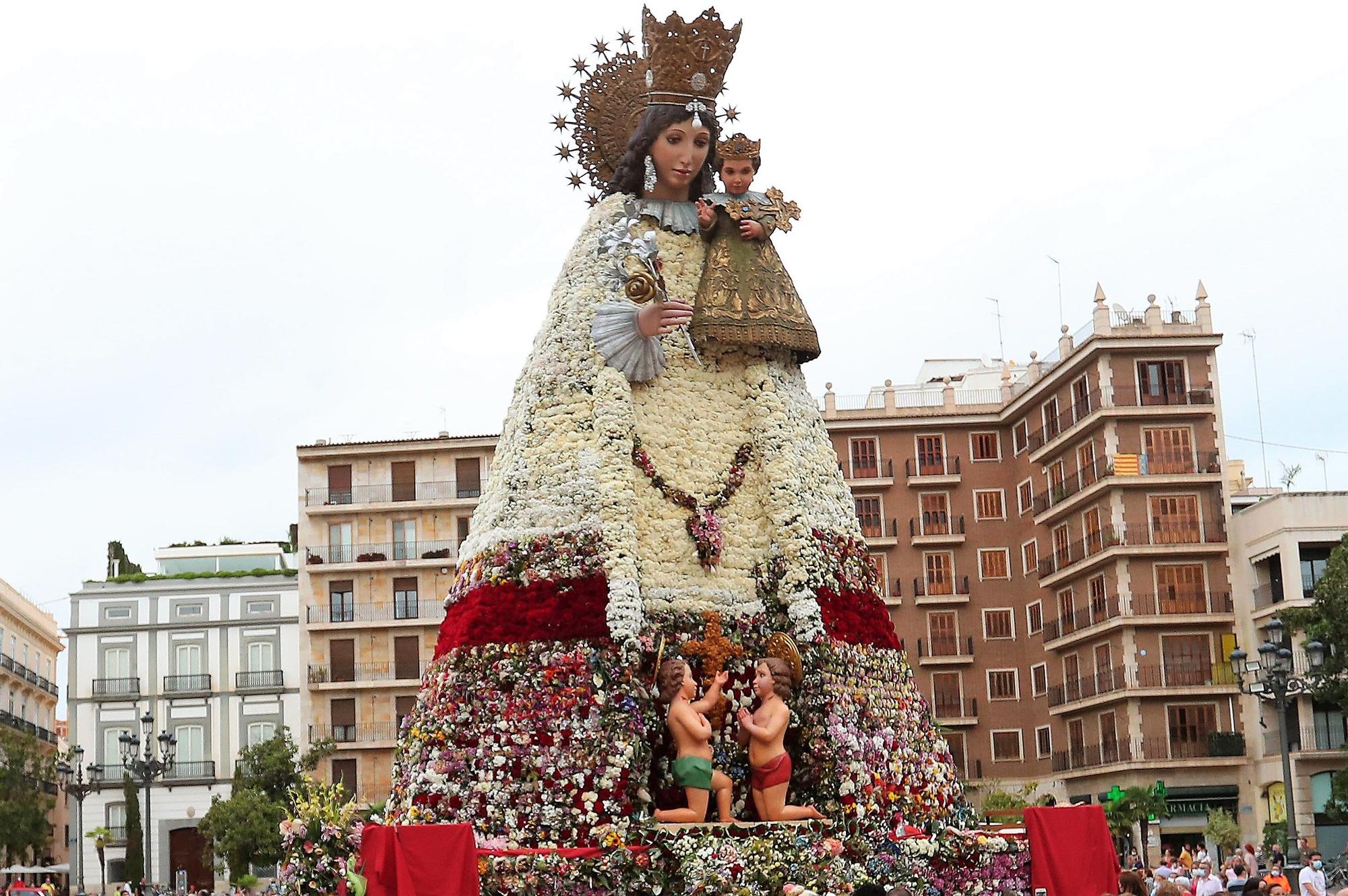La imagen de la Virgen llena de flores del pasado mes de septiembre ha sido uno de los regalos al papa