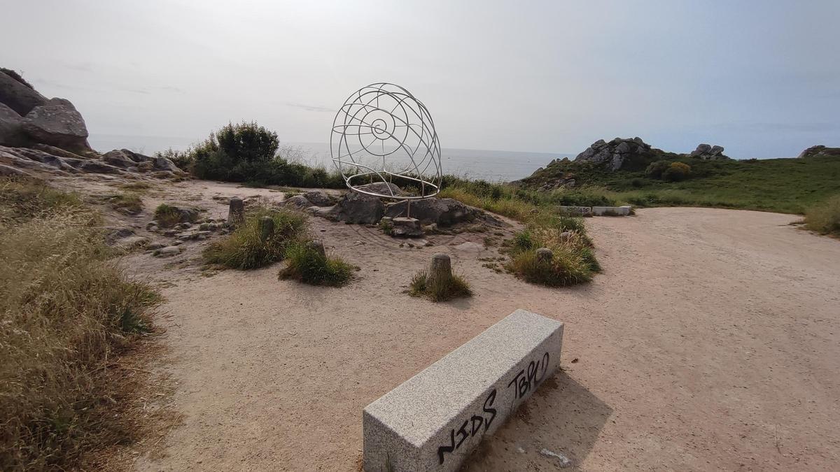 Zona de Donón donde ya se instalaron bancos de piedra para asegurar que los coches no aparcan cerca de la Caracola