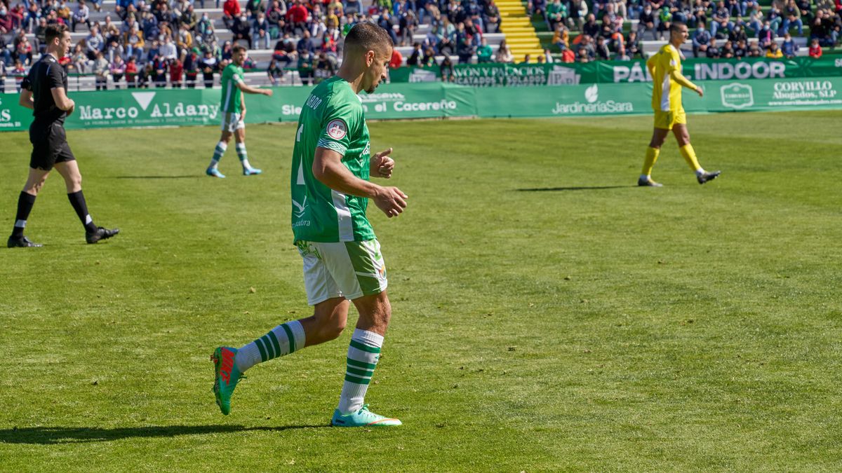 El lateral derecho Luis Aguado.