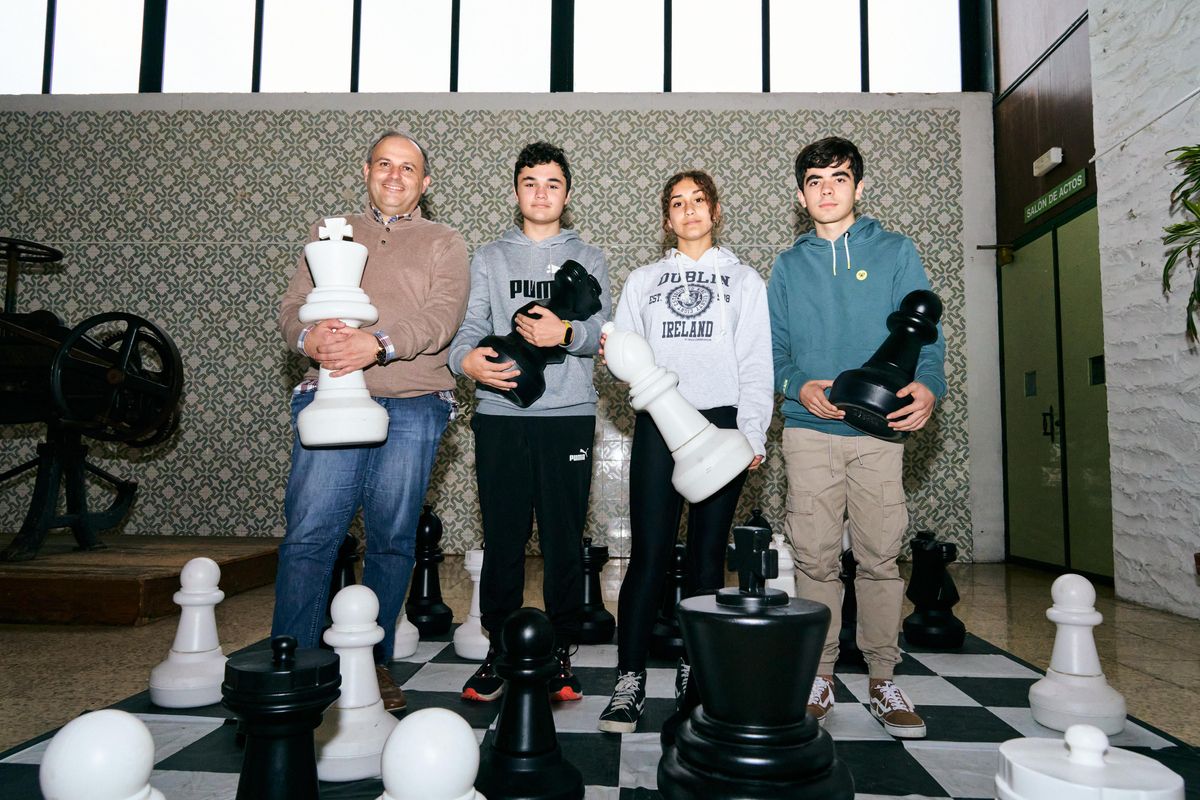 Los escolares junto al profesor Felicísimo García.