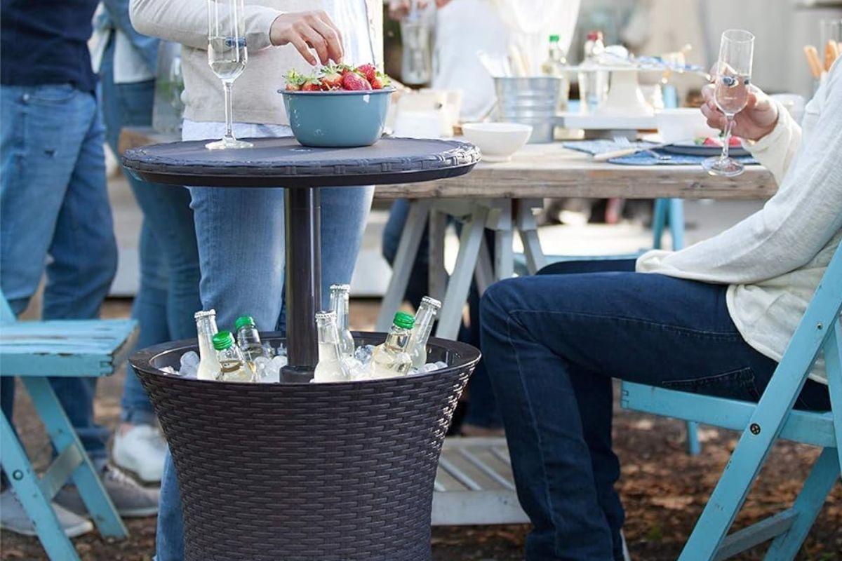 Por qué esta mesa con función de nevera para la terraza será la mejor inversión que harás este verano