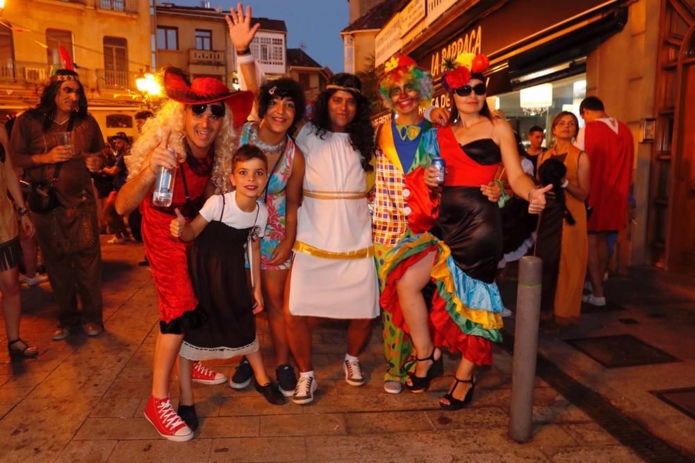 El Carnaval de verano colorea Redondela con miles de disfraces.