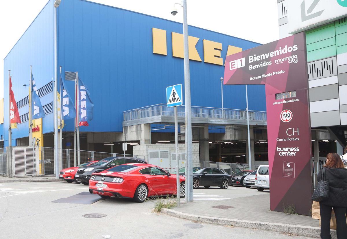 Colas en Marineda City en el primer día tras la apertura de nuevas tiendas