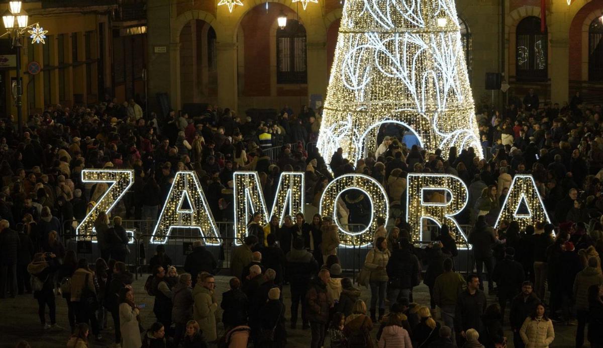 Gente en la Plaza Mayor para asistir al encendido de las luces de Navidad el año pasado. | B. M. (ARCHIVO)